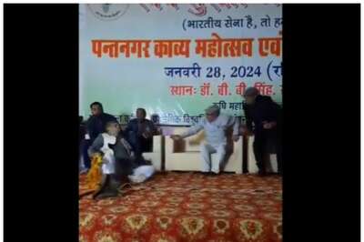 Elderly Poet Dies of Heart Attack After Collapsing on Stage During Poetry Festival | On Cam