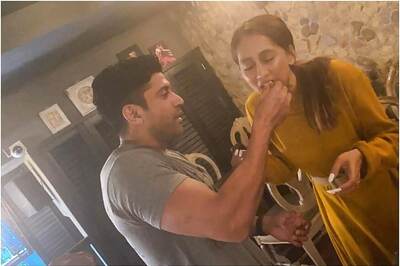 Farhan Akhtar Cuts Cake with Birthday Buddy Anusha Dandekar, See Pics