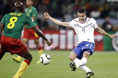 Injury scare for van Persie ahead of semi-final