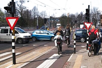 Amsterdam unveils tips for wobbly tourists on their bikes