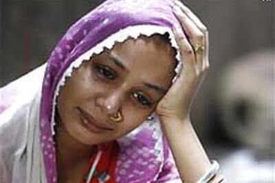 Cops hunt for blast clues in Delhi slums | List of dead