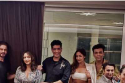 Shah Rukh Khan Shows off His Impressive Build for Pathan as He Parties with Gauri, Kareena, Malaika