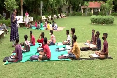 School Teachers Organize Classes in Parks for Underprivileged Students in Gujarat