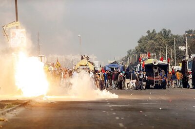 Farmers Pelt Stones, Break Barricades at Delhi-Haryana Singhu Border
