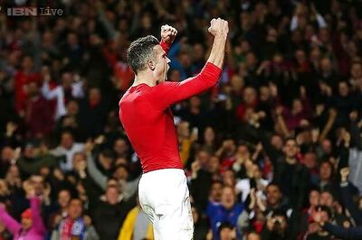 Robin van Persie helps Manchester United grab 1-1 draw against Chelsea