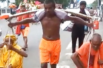 Man Carrying Elderly Parents on Shoulders for Kanwar Yatra Reminds Internet of Shravan Kumar