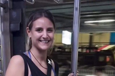 Video Of Tourist Travelling 'Peacefully' In Mumbai Local Is Trending