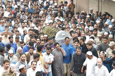 Shujaat Bukhari's Emotional Funeral Unites Separatists, Politicians, Scribes With One Question: Who Killed Him?