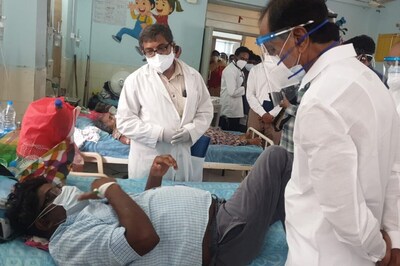 Telangana CM Visits Warangal's MGM Hospital to Inspect Covid-19 Facilities, Take Stock of Treatment