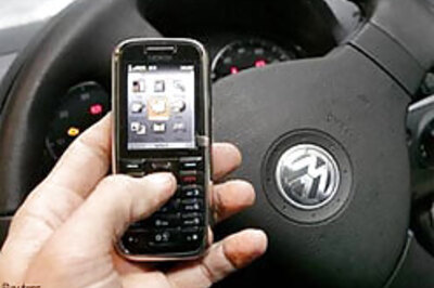 Airtel cuts long distance, roaming tariffs