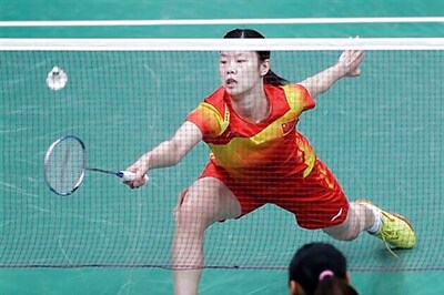 Shuttler Li Xuerui beats Wang for gold