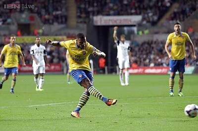 Arsenal move top of table with 2-1 win over Swansea