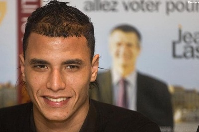 Arsenal signs striker Marouane Chamakh