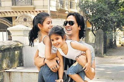 Arjun dances to 'Jailhouse Rock' on his dinner table