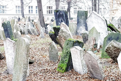 Lazy Millennials Now Attending Funerals Online