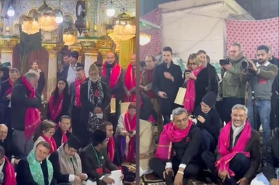 Macron's 'Kun Faya Kun' Moment: Watch French Prez Enjoy 'Qawwali' at Delhi's Nizamuddin Dargah