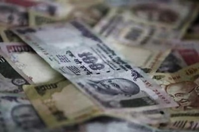 Rupee falls to 1-week low of 60.94 Vs US dollar as stocks drop