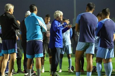 Renowned Coach Bora Milutinovic Drops In At Indian Football Team's Training Session Ahead of Asian Cup