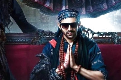 Find Someone Who Looks At You The Way Kartik Aaryan Looks At His Cake