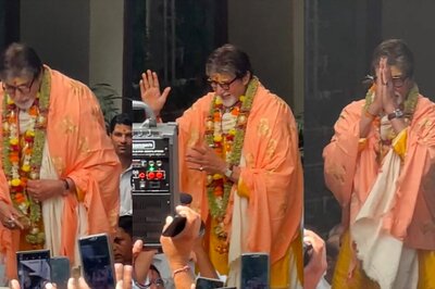 Amitabh Bachchan B’Day: Megastar Sports Chandan Teeka On Forehead Post Puja At Home, Greets Fans; Watch