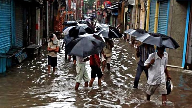 Heavy Rainfall Leaves Two Dead, Many Homeless in Kolkata