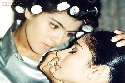 Snapshot: Kajol seen applying makeup on sister Tanishaa's face in an old family picture