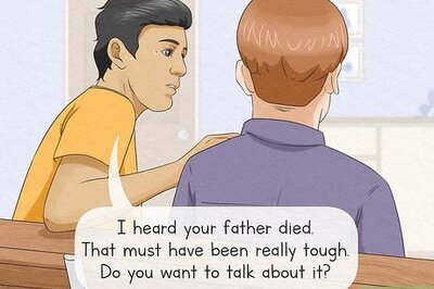 How Do You Comfort Someone & Make Them Feel Better? Experts Weigh In