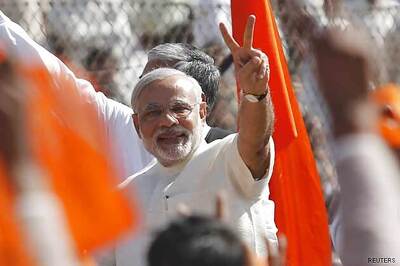 Tharoor echoes Modi's view on adding voters