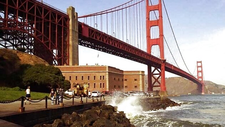 2 deer tie up traffic on Golden Gate bridge