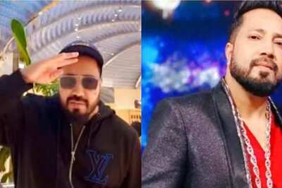 Mika Singh Uses Rupee in Doha, Salutes PM Modi for 'Internationalising' Indian Currency
