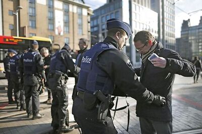 Belgium names suicide bomber brothers as manhunt intensifies
