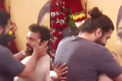 Kannada Actor Vijay Raghavendra Inconsolable At Wife Spandana's Funeral; KGF Star Yash Hugs Him