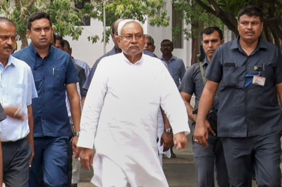 Nitish Trips and Falls at Teachers' Day Function in Patna University