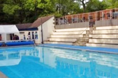 Chinese University Asks Students to Take 50-meter Swimming Test 'Online', Internet Reacts