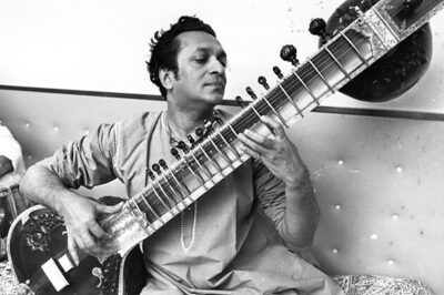 Raakhee once took sitar lessons from Ravi Shankar