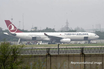 Turkish plane returns to bay after unclaimed mobile found