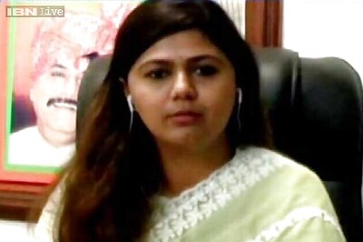 Woman who sold 'mangalsutra' to build toilet honoured by Pankaja Munde