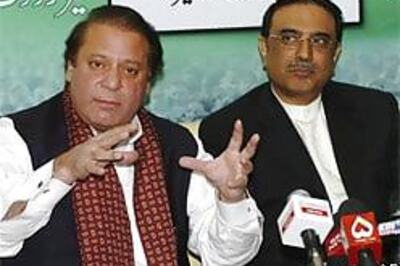 Pak govt in crisis, Nawaz withdraws ministers
