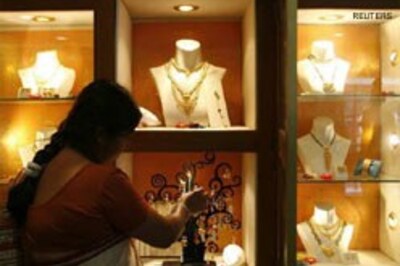 India gold falls further on rupee, overseas leads