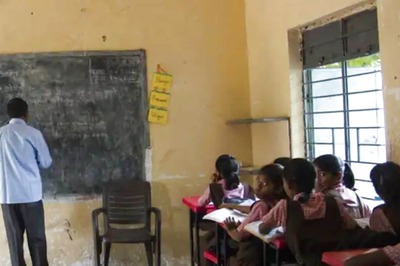 600 Students in One Class: MP 'Super' Teacher Provides Free Coaching to the Underprivileged