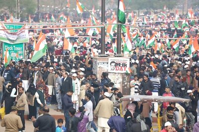 Hundreds Hoist Tricolour, Read out Preamble at Lucknow's Clock Tower as Sit-in against CAA Continues