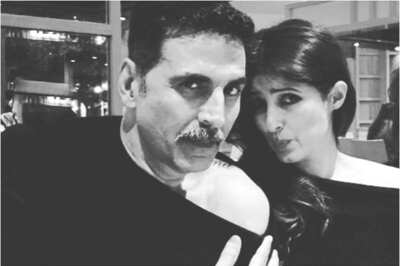 Akshay Kumar Mocks Twinkle Khanna's Cold Shoulder Style in Funny Pic, She Gives Him a Warning
