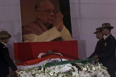 Lakhs gather to say goodbye to Jyoti Basu