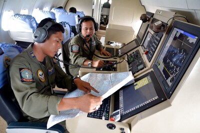 Bad weather hampers search for AirAsia QZ8501 wreckage after 3 more bodies, debris found