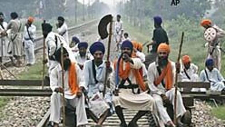 Sikh groups block trains, want Dera chief arrested