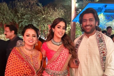 Janhvi Kapoor Wears Her Million Dollar Smile With MS Dhoni And Wife Sakshi, Calls Them 'OG Mr & Mrs Mahi'