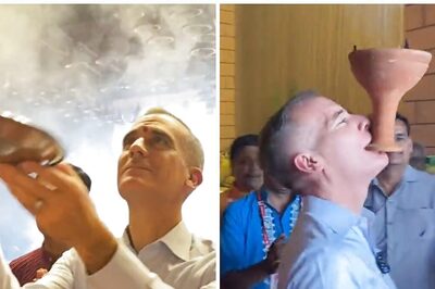 US Ambassador Eric Garcetti Indulges in Durga Puja Festivities; Performs Dhunuchi Naach in CR Park's Pandal | WATCH
