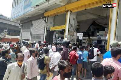 Delhi Govt Orders Liquor Vends to Deploy Marshals at Shops to Ensure Covid-Appropriate Behaviour