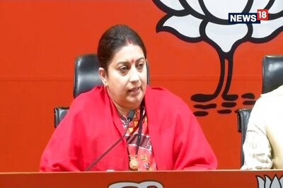 After Tweet on Yogi, Smriti Irani Accuses Shashi Tharoor of Ridiculing Kumbh
