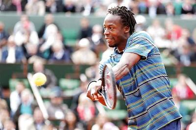 Monfils keeps cool to beat Fognini at French Open